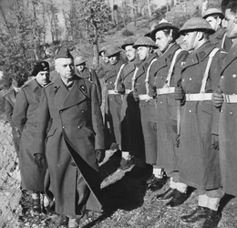 Slaget vid Cassino: General Kazimierz Sosnkowski, överbefälhavare för de polska styrkorna, under ett besök hos den 2:a polska kåren, under befäl av general Wladyslaw Anders, 30 mars 1944